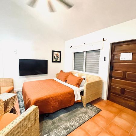 Alux House Hotel Placencia Екстериор снимка